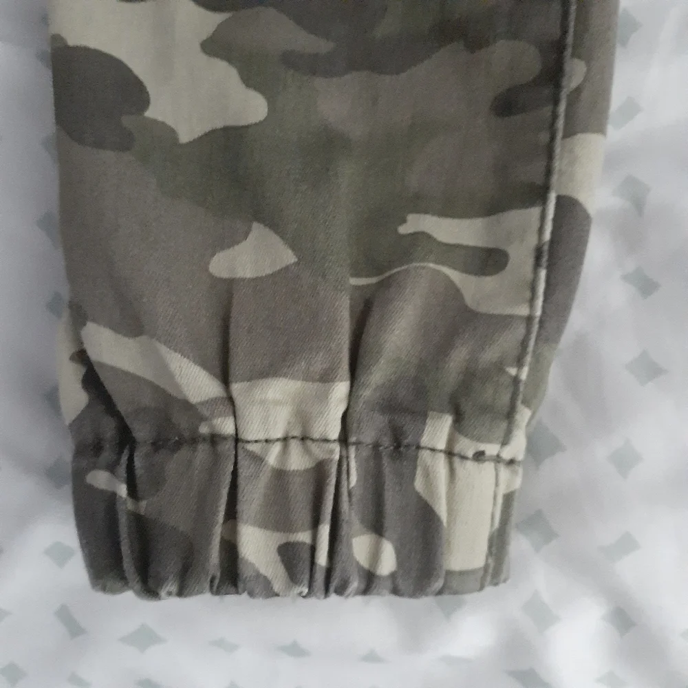 V.I.P. | Women's Camo Jeggings (size 9/10)